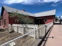 Charming 1800's fully modernized farmhouse in downtown Silver City- pet friendly