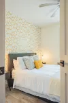Modern Knox Guesthouse - Hot Tub/Pet Friendly/Private Patio/Grill - 4-Star