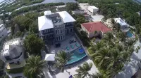 An unBELIZEable home...Barefoot beachfront luxury! Hotel di 