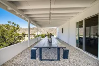 The Joshua Tree Whitmore House + Hot Tub - Homestays