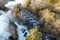 Lift Haus - New Trailside 2Br at Attitash - Clean • Modern • Easy - 3-Star