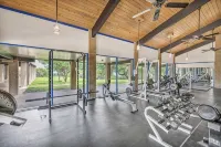 NEW LISTING! Stunning Lakehouse with Views, Hot Tub & Gameroom! - Træningscentre
