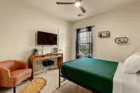 The Woodbriar, close to Hard Rock Casino, downtown Tulsa/BOK + patio w/fire pit - Wi-Fi