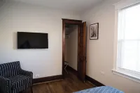 Large Renovated Delightful 2nd Floor Suite in Forest Park - Homestays