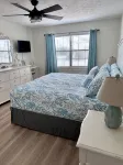 Private Pool, Walk to Beach 🏖️, Bright Sun Room, Quiet West End - 4-Star