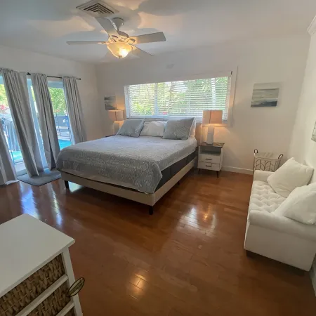 4/3 House with Beautiful Pool/Tropical Paradise/Short Walk to Beach/Restaurants
