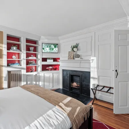 Spacious 1Br on Salem Common l Steps to Downtown l Fenced in Yard + Parking