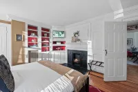 Spacious 1Br on Salem Common l Steps to Downtown l Fenced in Yard + Parking - 4-Star