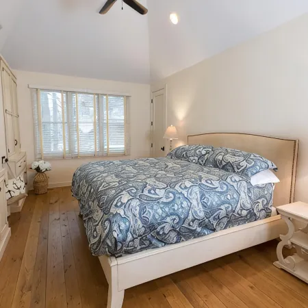 All 5 Star Reviews! Walk to Lake, Dining & Coffee. Private Hot Tub, Assoc Pool.