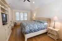 All 5 Star Reviews! Walk to Lake, Dining & Coffee. Private Hot Tub, Assoc Pool. - 4-Star