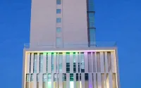 Golden Tulip Essential Makassar - Pools