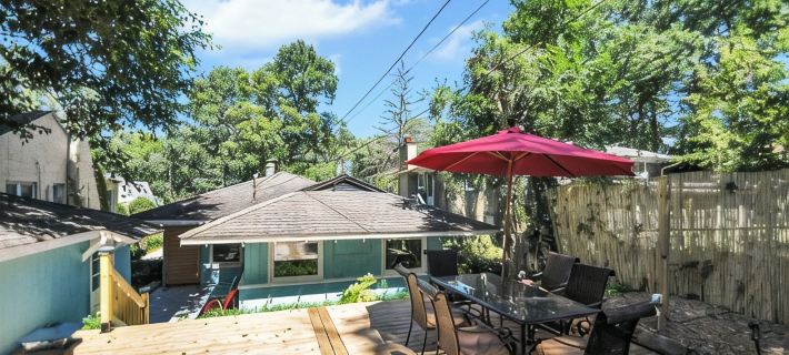 Mid-Century Cottage Beach Oasis Hotels in Lake County