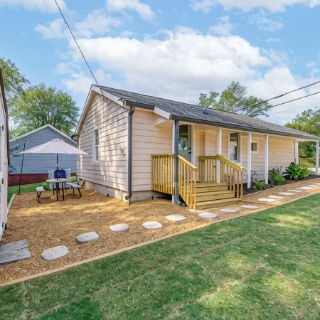 Newly renovated 2 bedroom / 2 bath home in downtown Flowery Branch!