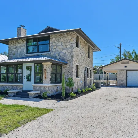 100 yr Old Stone House with a Heated Pool 9 mi to Beaches & 2 mi to Downtown