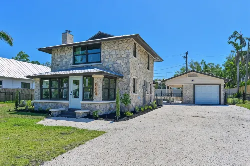 100 yr Old Stone House with a Heated Pool 9 mi to Beaches & 2 mi to Downtown - 프라이빗 풀
