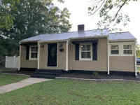 Location Location : Downtown Cary NC- Dog friendly, quaint, clean home - 4-Star