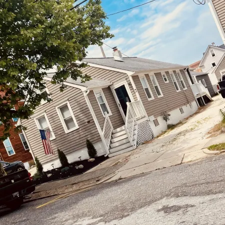 BAY AND BEACHRelax in this well appointed beach cottage in historic Old Town