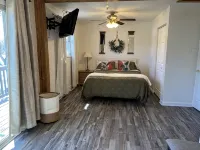 Cozy home with great outdoor space to relax, bbq or play with your fur baby. - Boutique