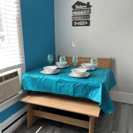 Lake Life 1BD at heart of GOTL. Bright & Airy and right off the strip.