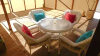 Great central location, one street back from the beach. - ห้องครัว