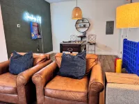 Sleeps 8! Foosball+Arcade, Private Courtyard, Parking, Washer+Dryer. Great Home! - Wifi