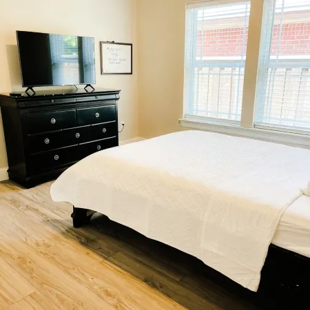 4 beds/ 3 bedrooms/ Family & Pet Friendly