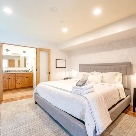 Walk to the Beach/Rooftop Deck with Views/7 beds- 2 Kings/ A/C
