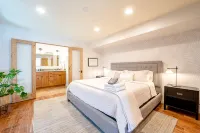 Walk to the Beach/Rooftop Deck with Views/7 beds- 2 Kings/ A/C - Bathtub
