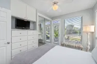 "Seaside Bliss: Waterfront Villa Just Steps from the Beach" - Villaer