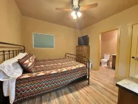 Brand New House Right on Allen St one Block from the Birdcage - Wifi