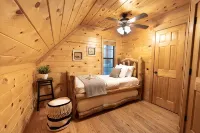 Traditional and Cozy Cabin Minutes from Broken Bow State Park on 1 Acre - Chalets