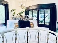 Downtown Cottage with Private Hot Tub - Country Houses