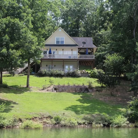 Hannah's Hideaway-3 Miles To Stores, Restaurants, Sleeps 16, No Steps To water!