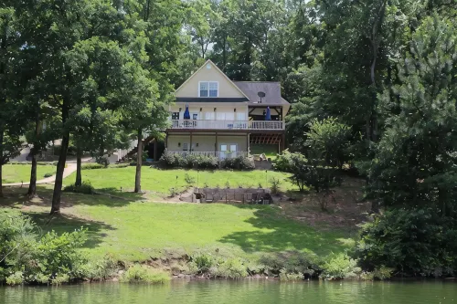 Hannah's Hideaway-3 Miles To Stores, Restaurants, Sleeps 16, No Steps To water! - 4-Star