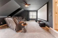 Cozy 4-Bedroom Raleigh Retreat. Home Theater. Furnished Deck. 15 Min to Downtown - บังกะโล