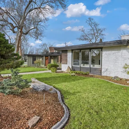 Yard w/ fire pit & grill, king bed, light filled