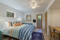 Read Our Reviews!  in Amazing Historic District, Easy Walk to Plaza & Canyon Rd. - Jacuzzi