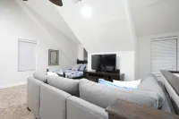 Sweet 4 Bedroom, 3 Bath Plus Loft Bedroom, Pool Home - Homestays