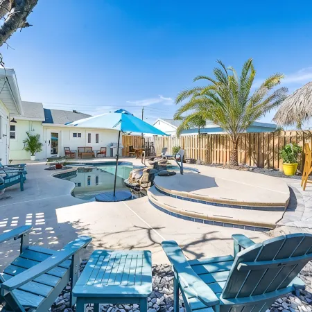 Oasis House: Heated Pool & Spa 300ft Walk to Beach