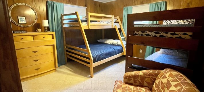Houghton Lake cabin with garage game room lounge. No cleaning fees. Hotels in Roscommon County