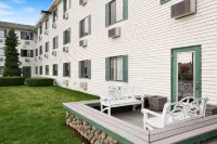 Super 8 by Wyndham Coeur d'Alene - Motels
