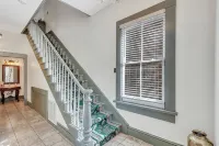 ★Private terrace & parking ★ at this Historic 1800's Townhome in ❤︎ of City - Jacuzzi