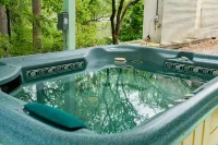 NEW Colorful Cottage + Hot Tub + Pets + 15 min to LAKE - 4-Star