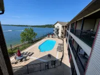 Renovated 2-bed / 2-bath condo POOLSIDE & LAKEFRONT! - 4 estrellas