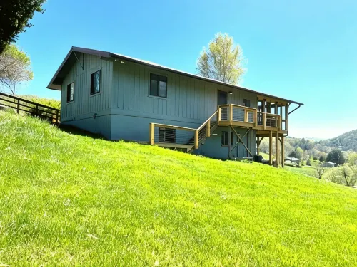 Lost River Swiss Cottage/10 acres/Private Dog Park/Streams - 4-Star