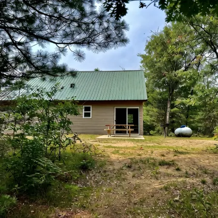 Recently Constructed, Little O Cabin Close to Baldwin-Wolf Lake