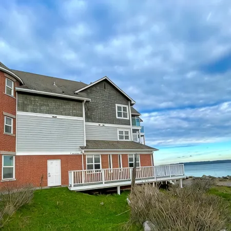 Tides Inn & Suites