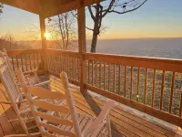 The Overlook Cabin: Breath-taking Views & King Bed - 3-Star