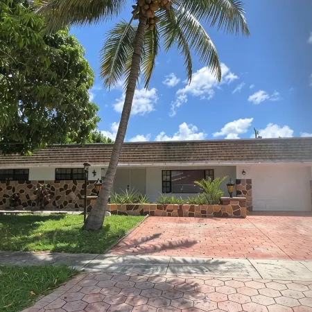Sleeps 30 Large Heated Pool Home, 10 min to Hard Rock and 22 minutes to Beach