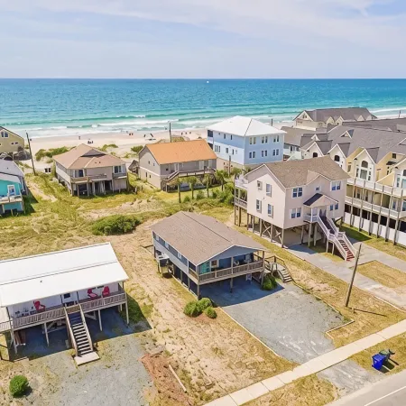 Newly Renovated Beach Bungalow - 3 minute walk to the beach!